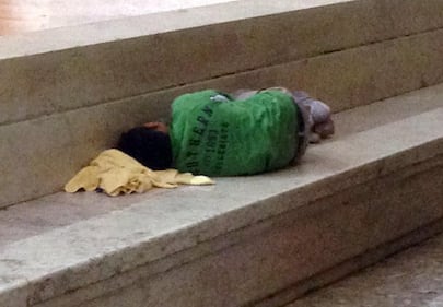 Milano accoglie così: bimbi profughi in strada 4