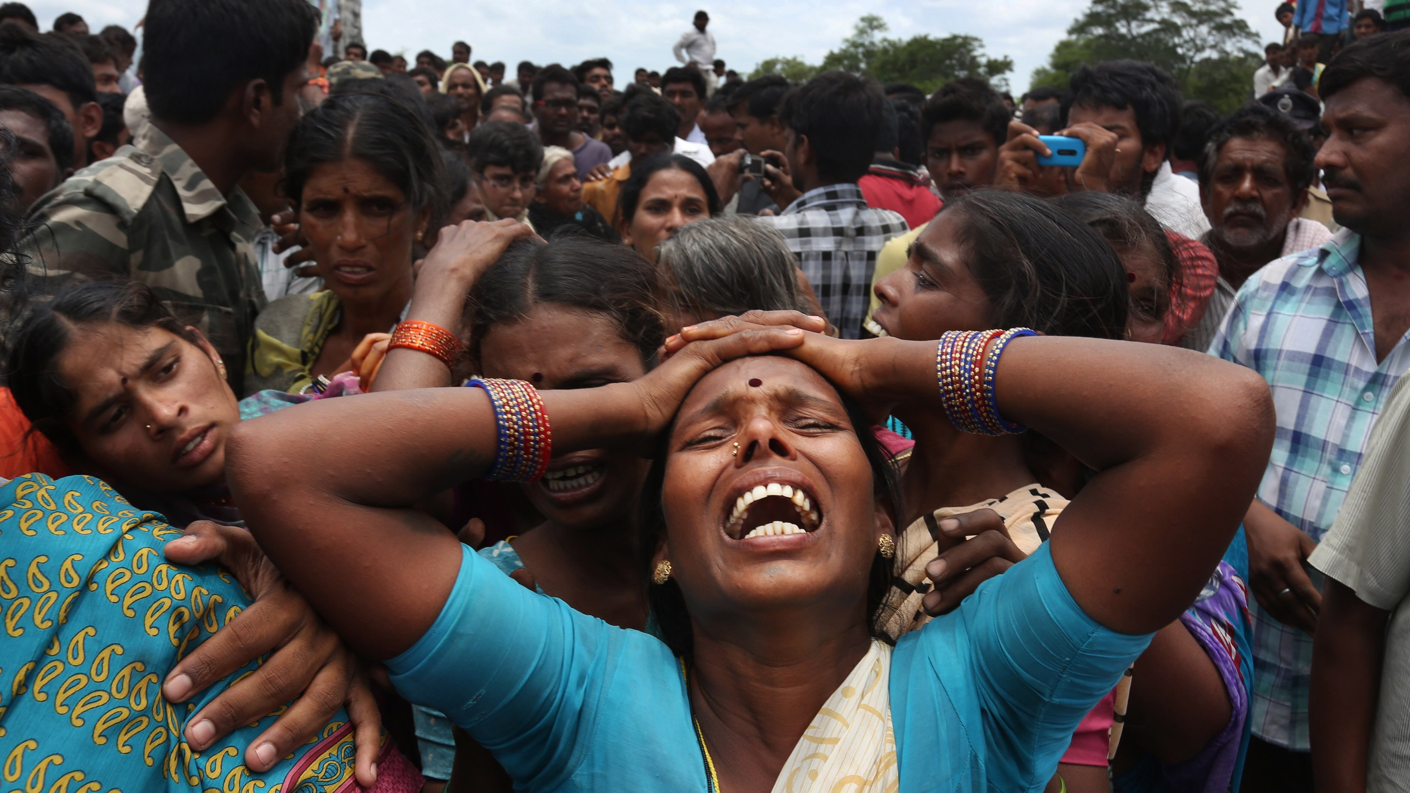 India, padre uccide la figlia e va a costituirsi camminando con in mano la testa di lei