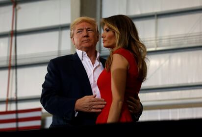 melania Trump in abito rosso in Florida 5