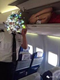 Nonnismo in volo: hostess chiuse nelle cappelliere degli aerei 1