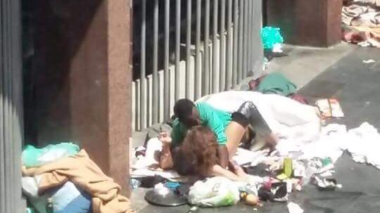 Degrado choc nella Capitale: immigrato fa sesso per strada