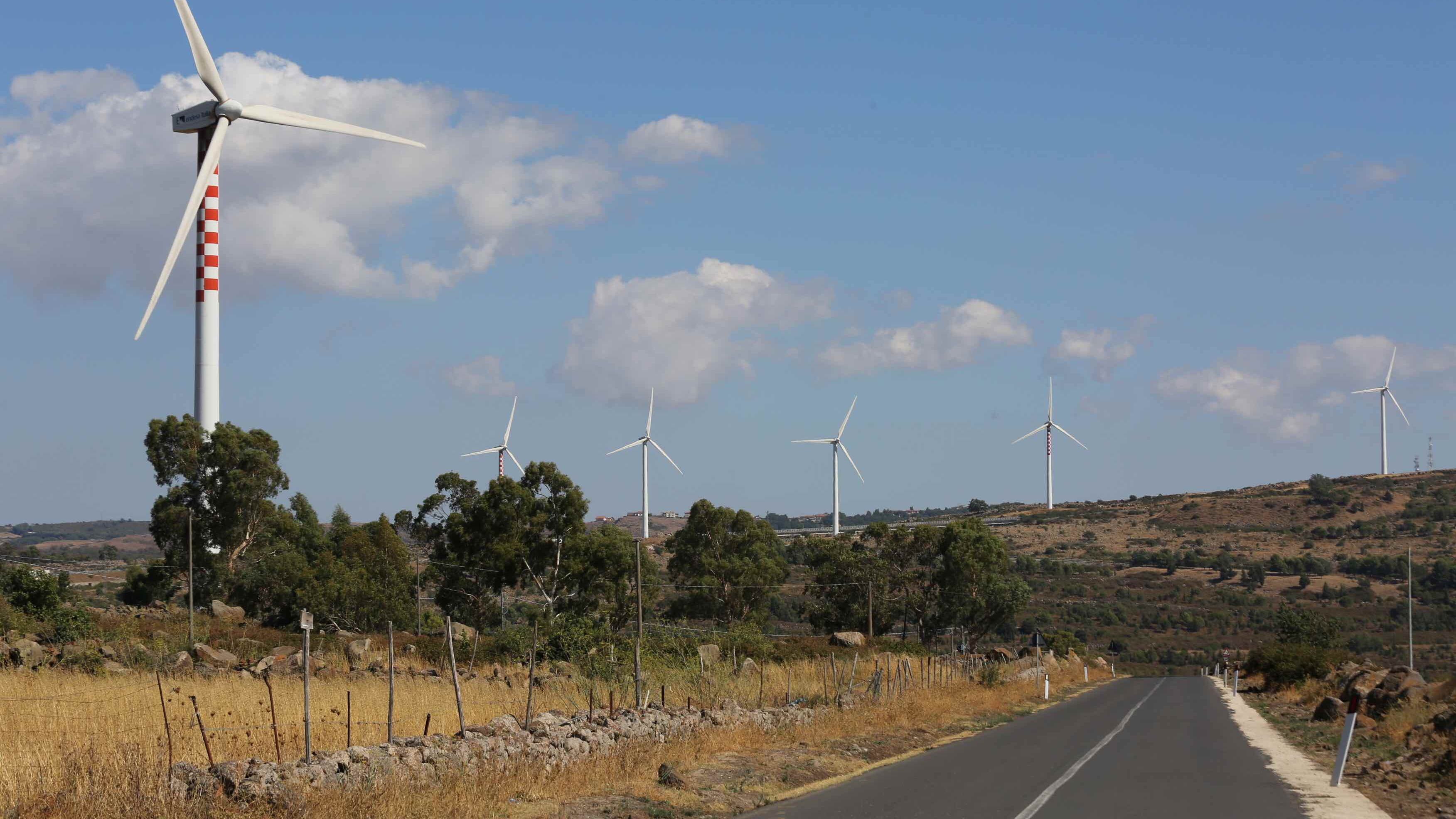 Fotovoltaico ed eolico? Sui tetti e in autostrada