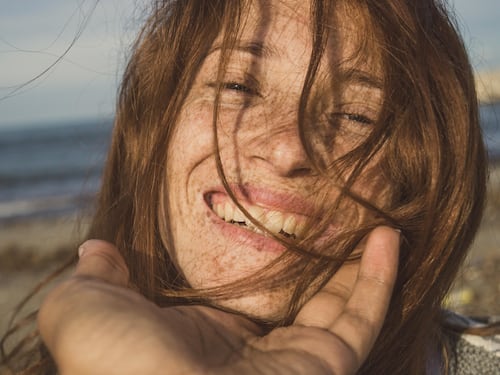 Macchie del sole sul viso a 50 anni. Ecco 5 prodotti per prevenirle