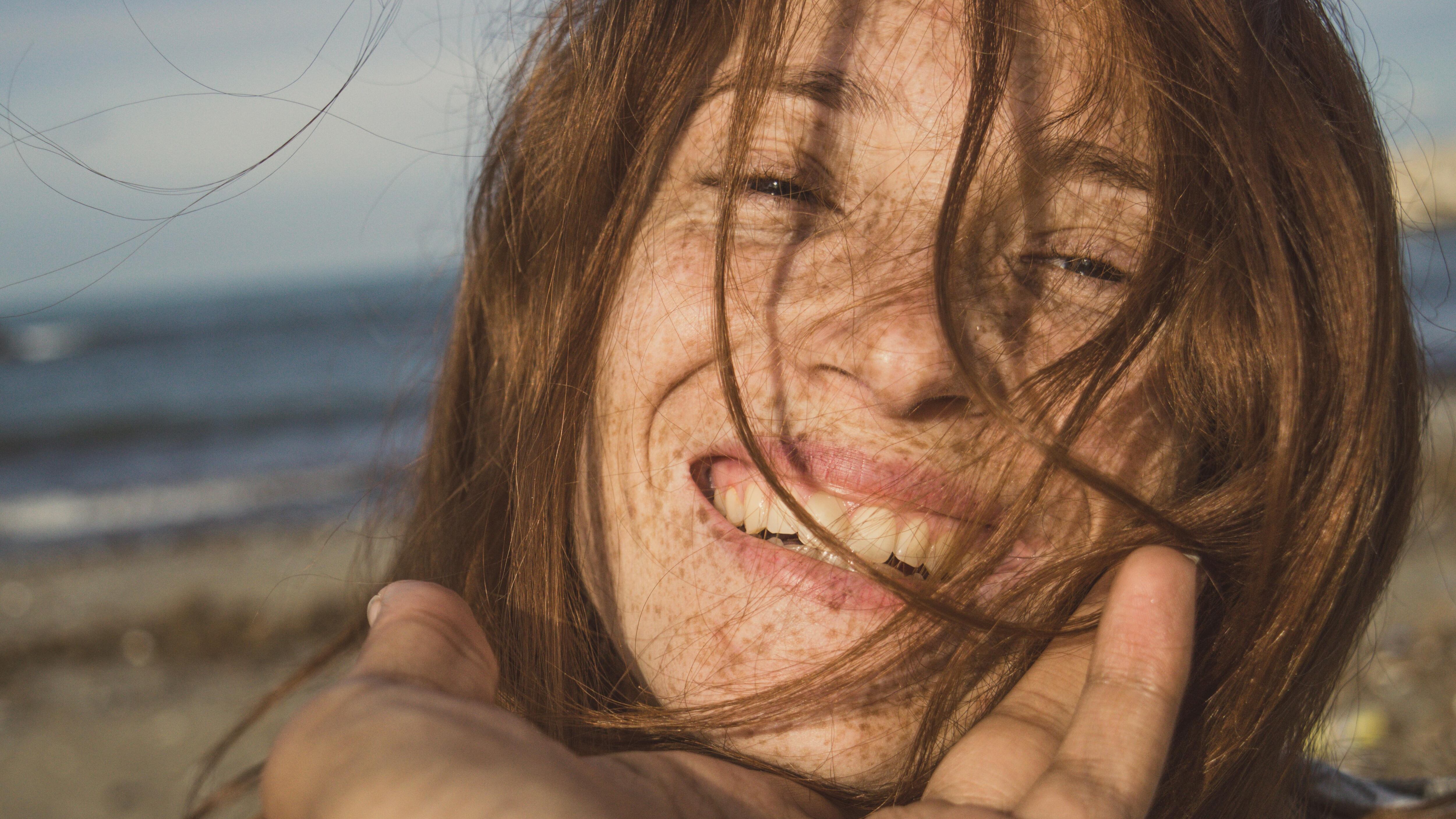 Macchie del sole sul viso a 50 anni. Ecco 5 prodotti per prevenirle