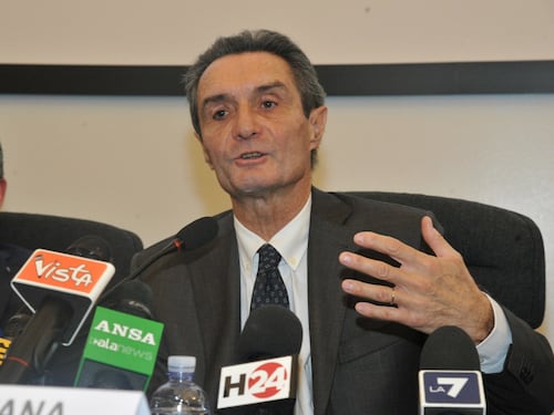 "Troppi immigrati, la razza bianca va difesa". Poi Fontana precisa: "Lapsus"