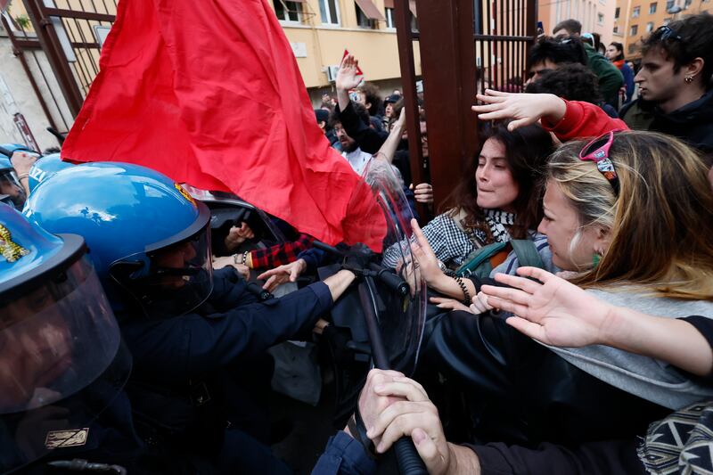 Scontri tra polizia e studenti a Roma. Picchiato un dirigente in commissariato 7
