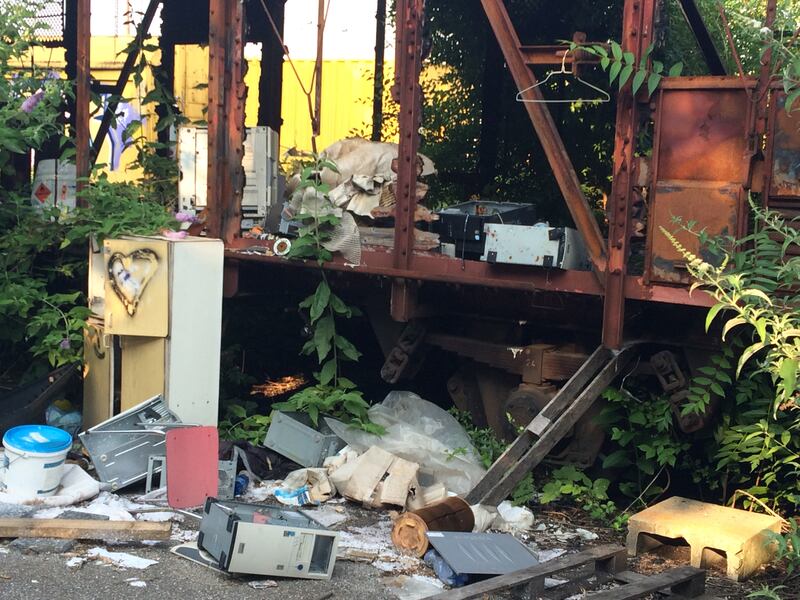 Nella rimessa ferroviaria dove i vagoni sono zeppi di rom e clandestini 5