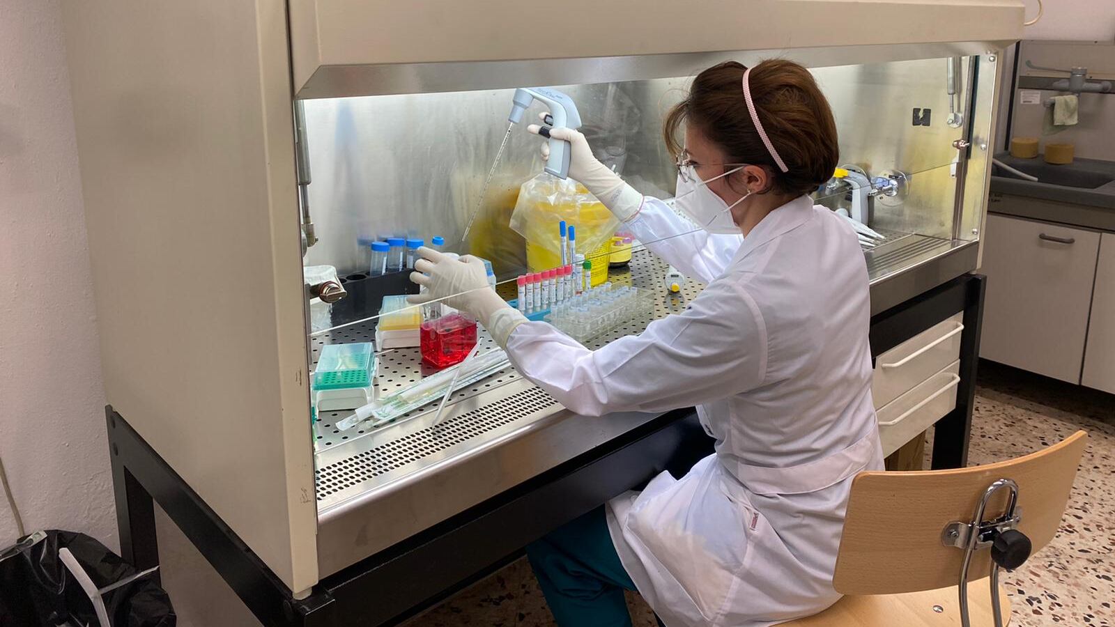 Nel laboratorio dove vengono effettuati i tamponi