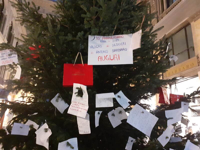 La tradizione si rinnova: l’albero di Natale Rubacchio torna nella Galleria Umberto 8