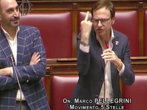 "Il dito medio in Aula? Vi spiego tutto". Ora il grillino si difende