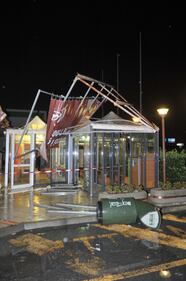 Crolla gazebo di McDonald's: un bimbo ferito 5