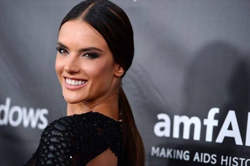 Alessandra Ambrosio, scatti bollenti a Malibu su Instagram: foto 16