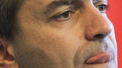 De Magistris scatenato dopo il ritorno in sella assume 370 persone