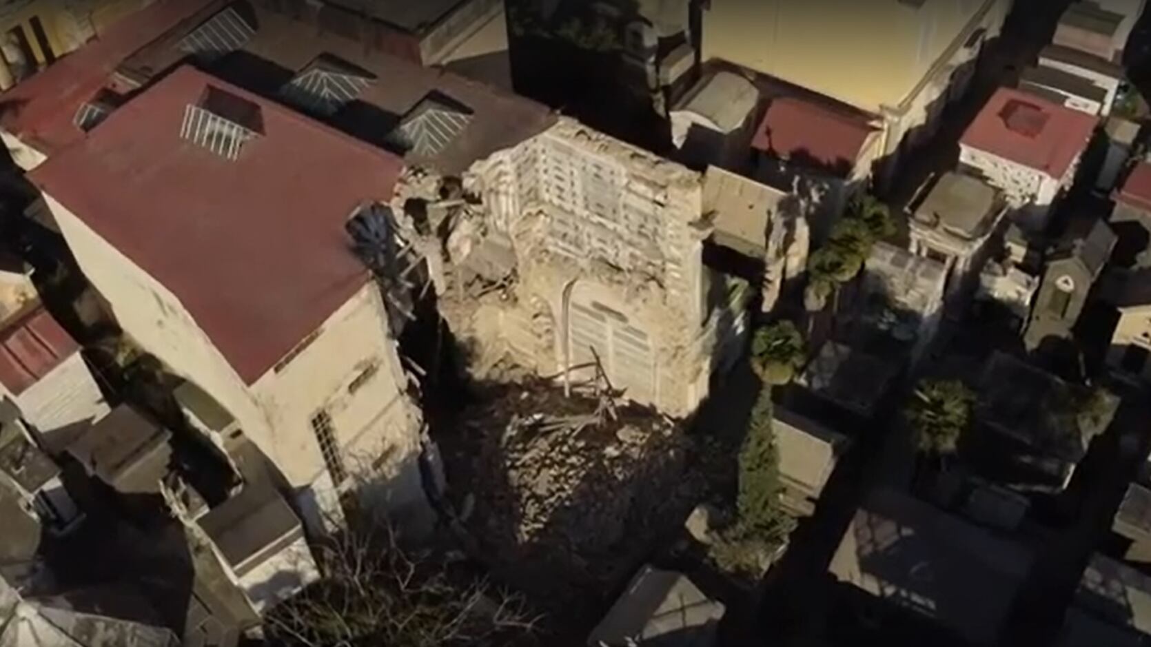 Riapre (ma non tutto) il cimitero di Poggioreale. Ritardi sul recupero delle salme
