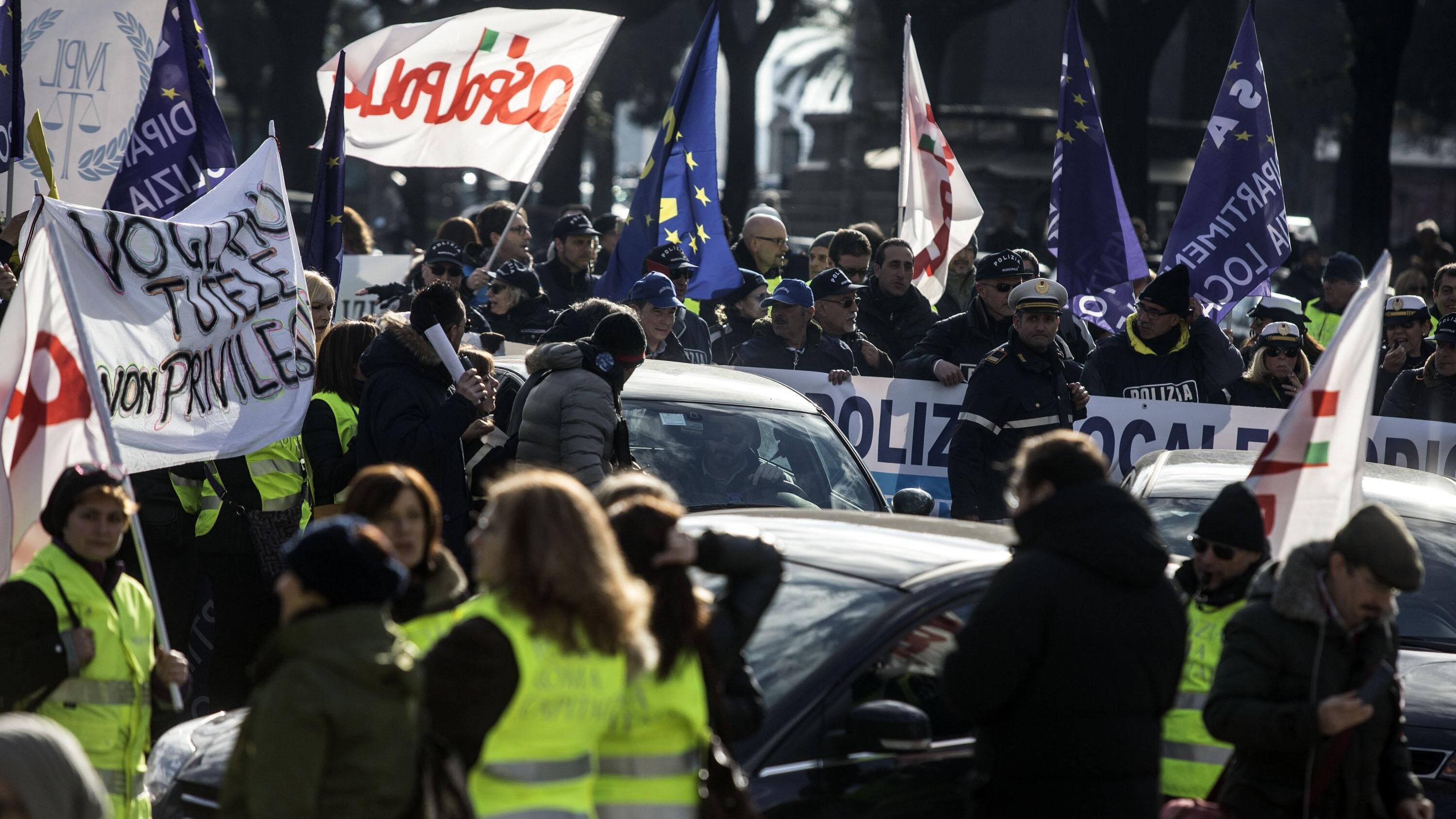 Madia: "Il governo sta lavorando sull'assenteismo". Intanto i vigili sono in piazza