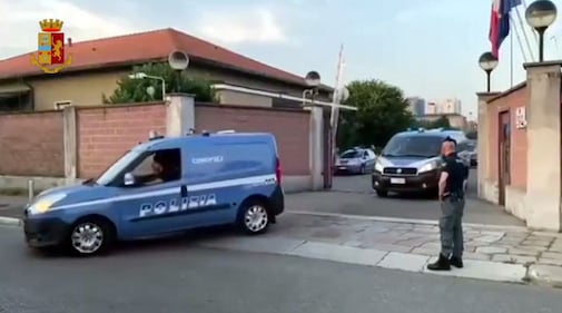 Blitz delle forze dell'ordine questa mattina in via Bolla 4