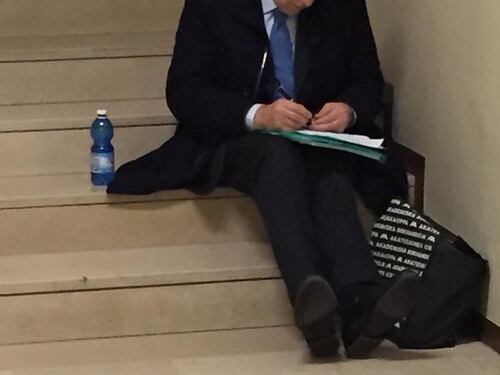 Mario Monti fa la fila sulle scale in ospedale