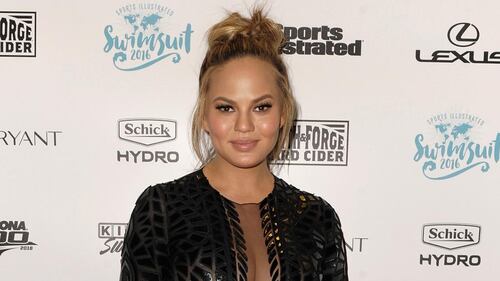 Chrissy Teigen, topless e incinta mentre cucina 6