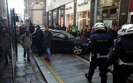 Auto blocca tram, la gente la sposta con forza 10