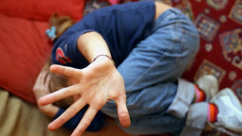 "Farai la fine di Giulia". Così il 65enne stuprava la figlia della compagna