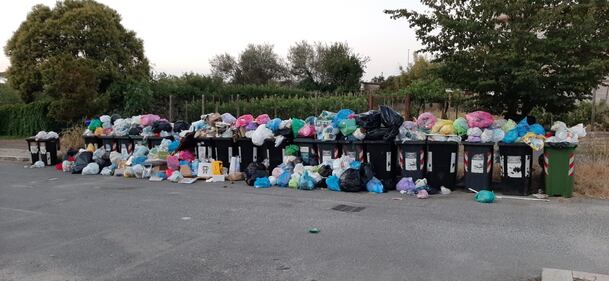 Le palazzine invase dalla spazzatura nel quartiere romano di Cinquina 6