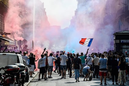 Francia campione del Mondo: tifosi in delirio sotto la Tour Eiffel 11