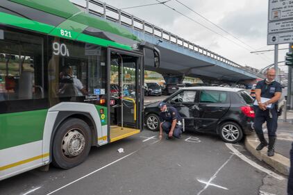 Incidente di un bus a Milano: 21 feriti in via Scarampo 5