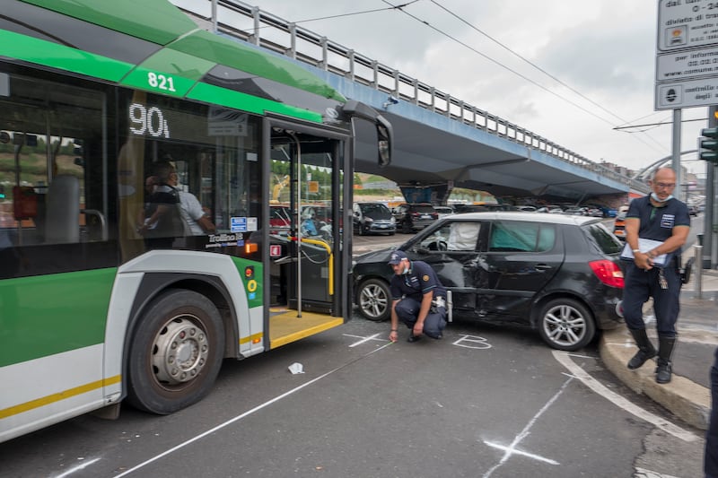 Incidente di un bus a Milano: 21 feriti in via Scarampo 5