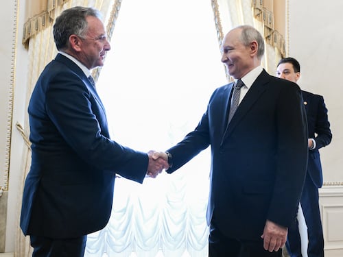 Terminato l’incontro Witkoff-Putin. Diesel russo in arrivo negli Usa, Macron attacca Trump: “Campagna elettorale sulle nostre spalle”