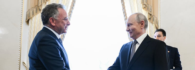 Terminato l’incontro Witkoff-Putin. Diesel russo in arrivo negli Usa, Macron attacca Trump: “Campagna elettorale sulle nostre spalle”