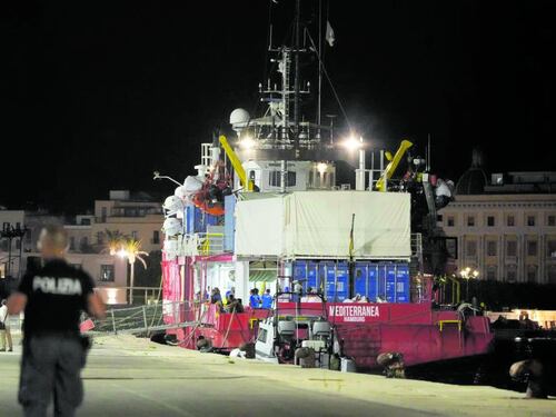 Stangata contro la nave di Casarini: stop di 2 mesi per aver violato il decreto Piantedosi