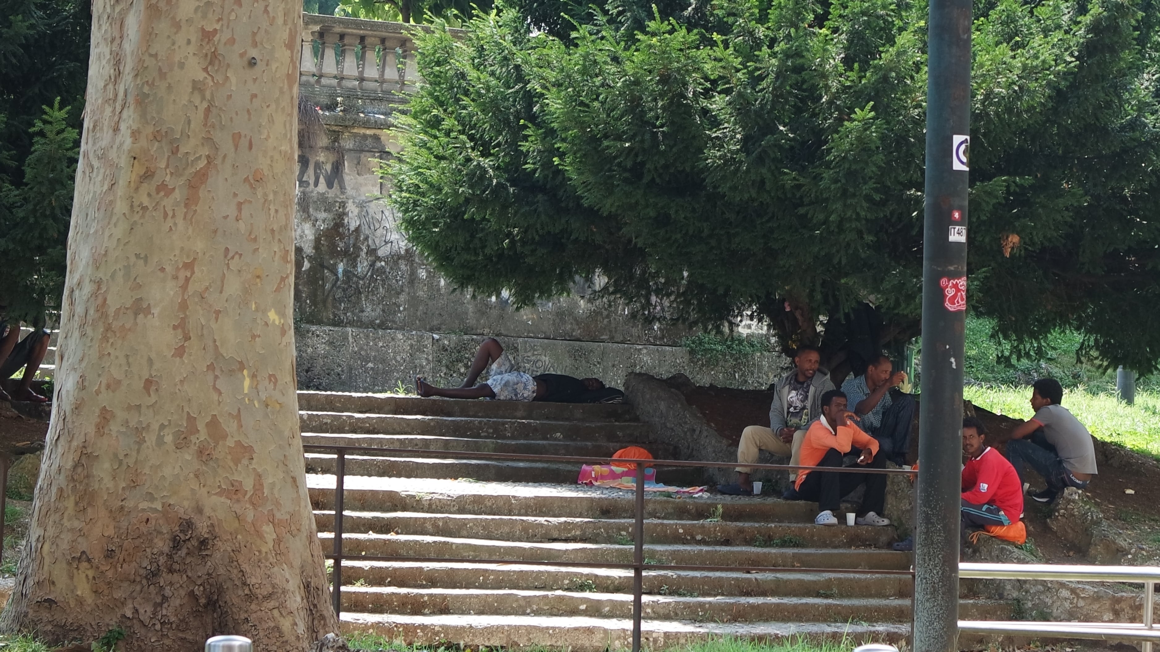 Milano, immigrati occupano casa e insultano: "Italiani siete delle m..."