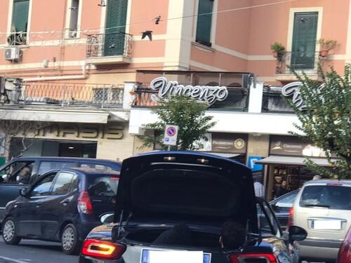 Follia nei quartieri napoletani: auto in corsa con un bambino nel cofano