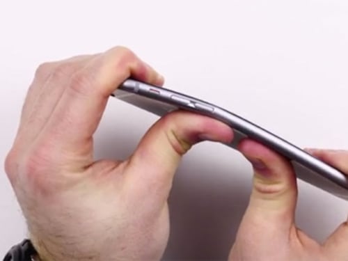 L'iPhone 6 Plus si piega in tasca