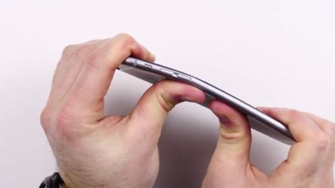 L'iPhone 6 Plus si piega in tasca