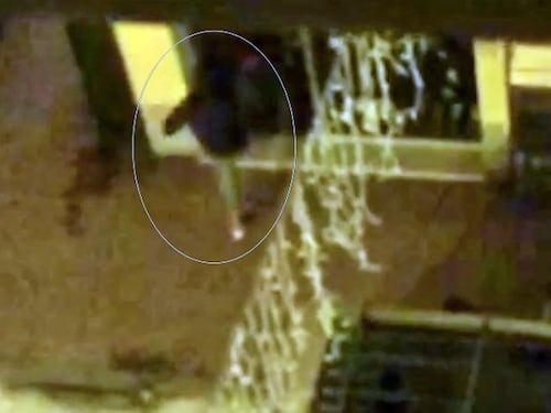 La furia del 16enne sui negozi: calci e pugni alla vetrina per svaligiarli
