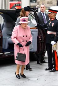 La Regina Elisabetta e Kate Middleton in visita al King's College  1