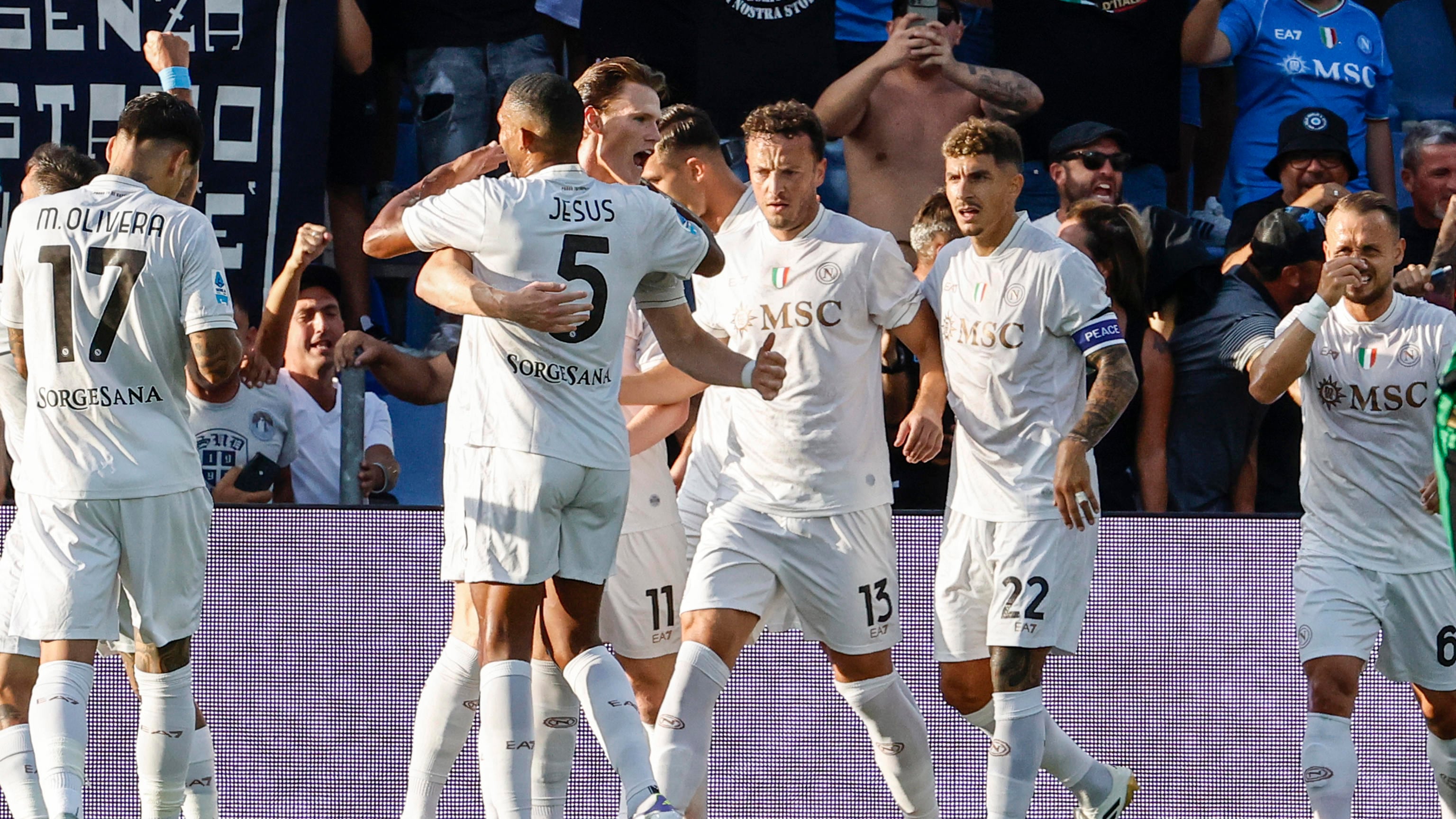 McTominay e De Bruyne fanno sorridere Conte: il Napoli vince al debutto contro il Sassuolo
