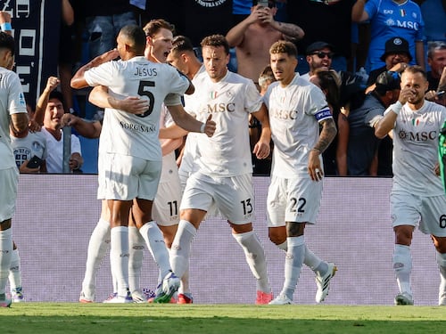 McTominay e De Bruyne fanno sorridere Conte: il Napoli vince al debutto contro il Sassuolo