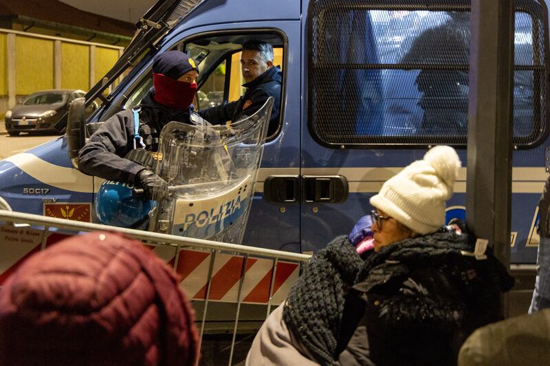 Disordini in via Cagni a Milano: cariche della polizia per disperdere i violent 8