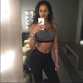 Fanny Neguesha sensuale in abito da sposa 12