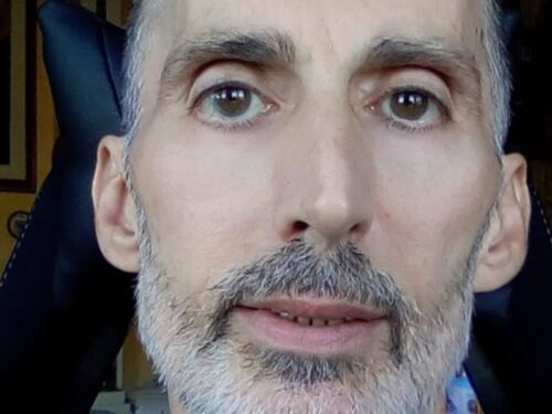 Chi era Daniele Pieroni, lo scrittore scomparso con il suicidio assistito: era affetto dal morbo di Parkinson
