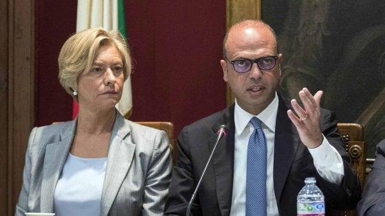 In Libia niente blocco navale «Si potrà rispondere al fuoco»