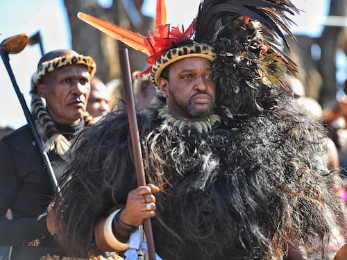 Il re degli Zulu si sente male. Scatta l'incubo avvelenamento