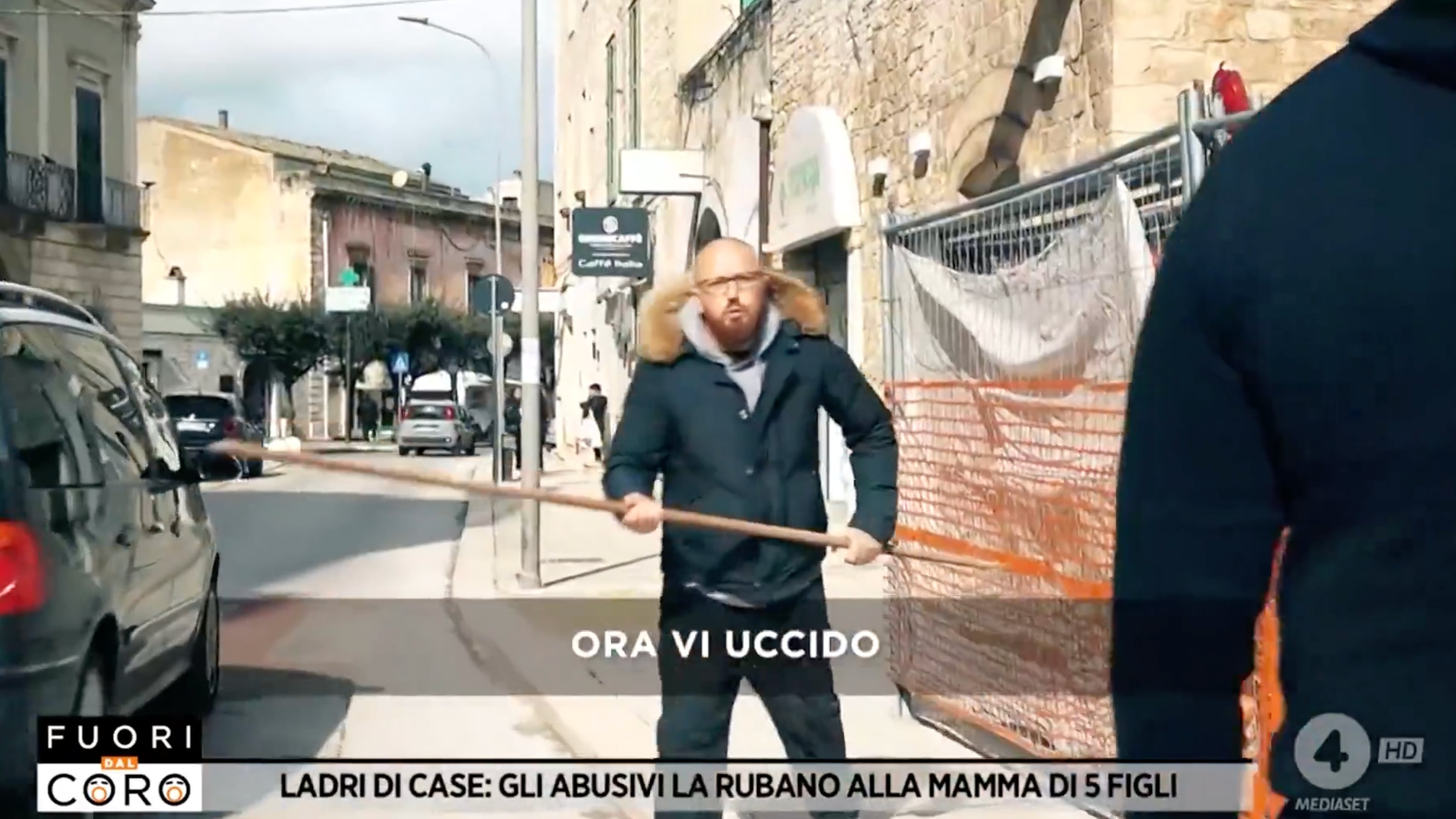 “Ora vi uccido”. Abusivo minaccia con spranga in mano: aggredita la troupe di Fuori dal Coro
