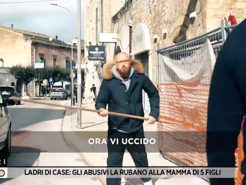 “Ora vi uccido”. Abusivo minaccia con spranga in mano: aggredita la troupe di Fuori dal Coro