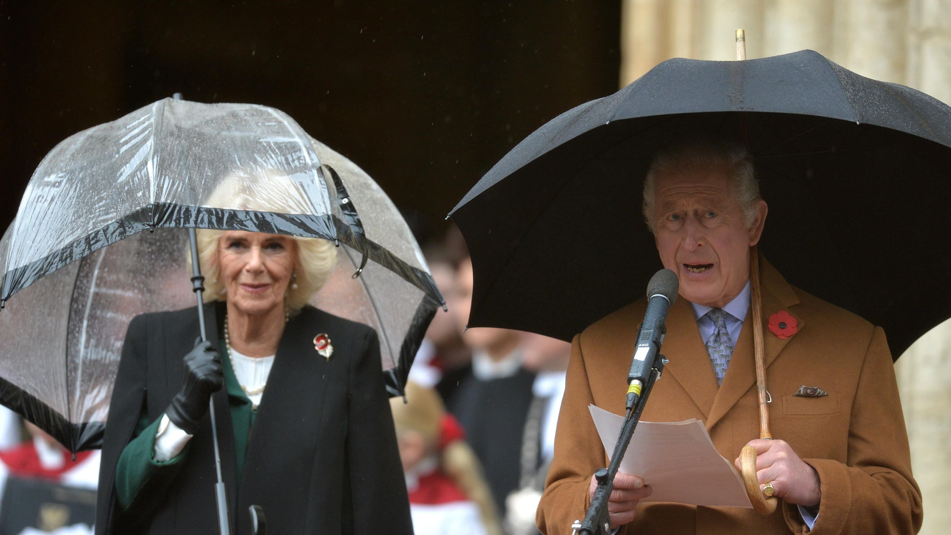 Uova contro re Carlo e regina consorte Camilla: ecco cosa è successo
