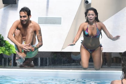 Gf Vip, il bagno in piscina diventa hot 7