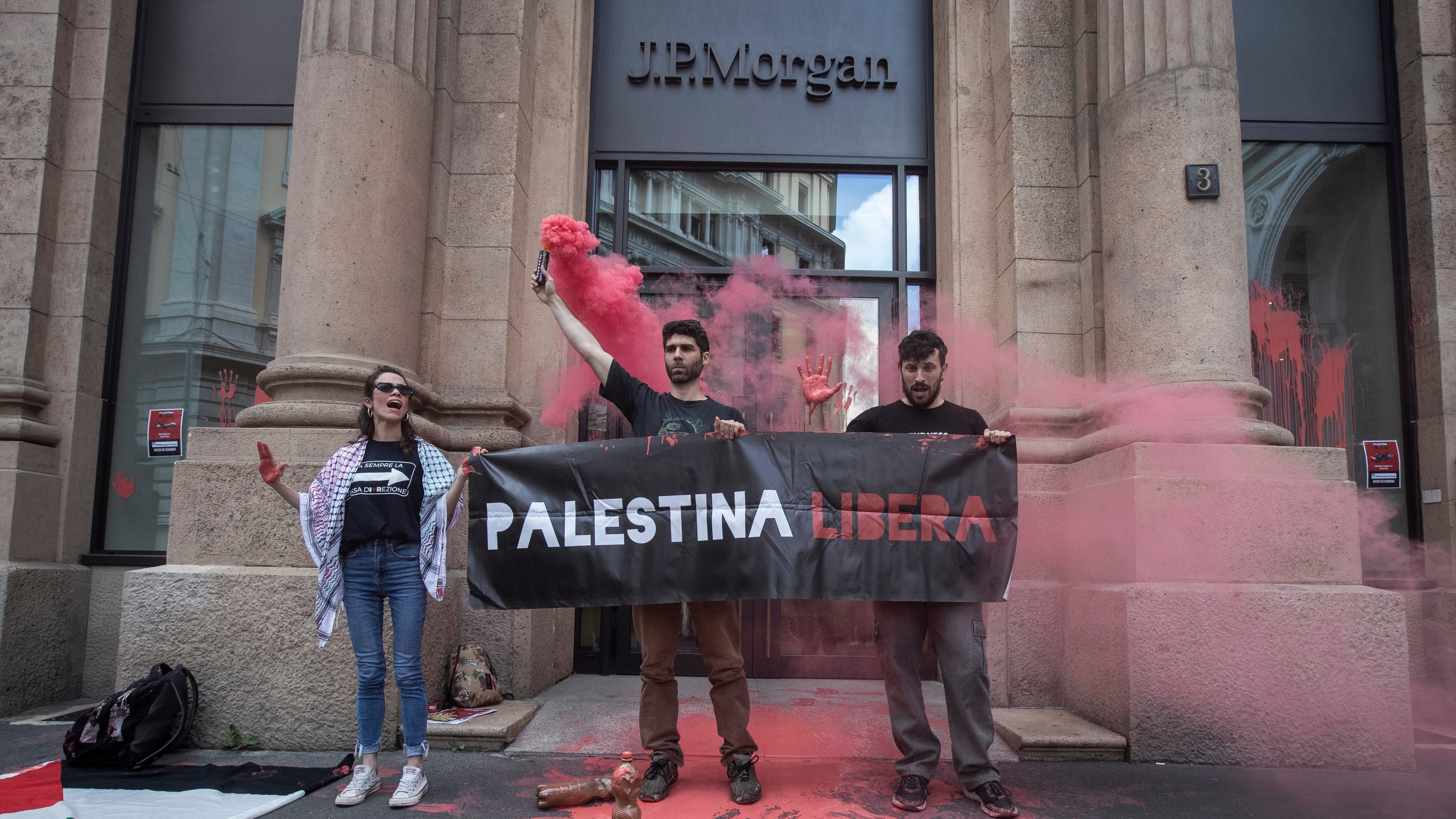 Blitz con la vernice e slogan: ProPal ed ecovandali assaltano la sede di JpMorgan