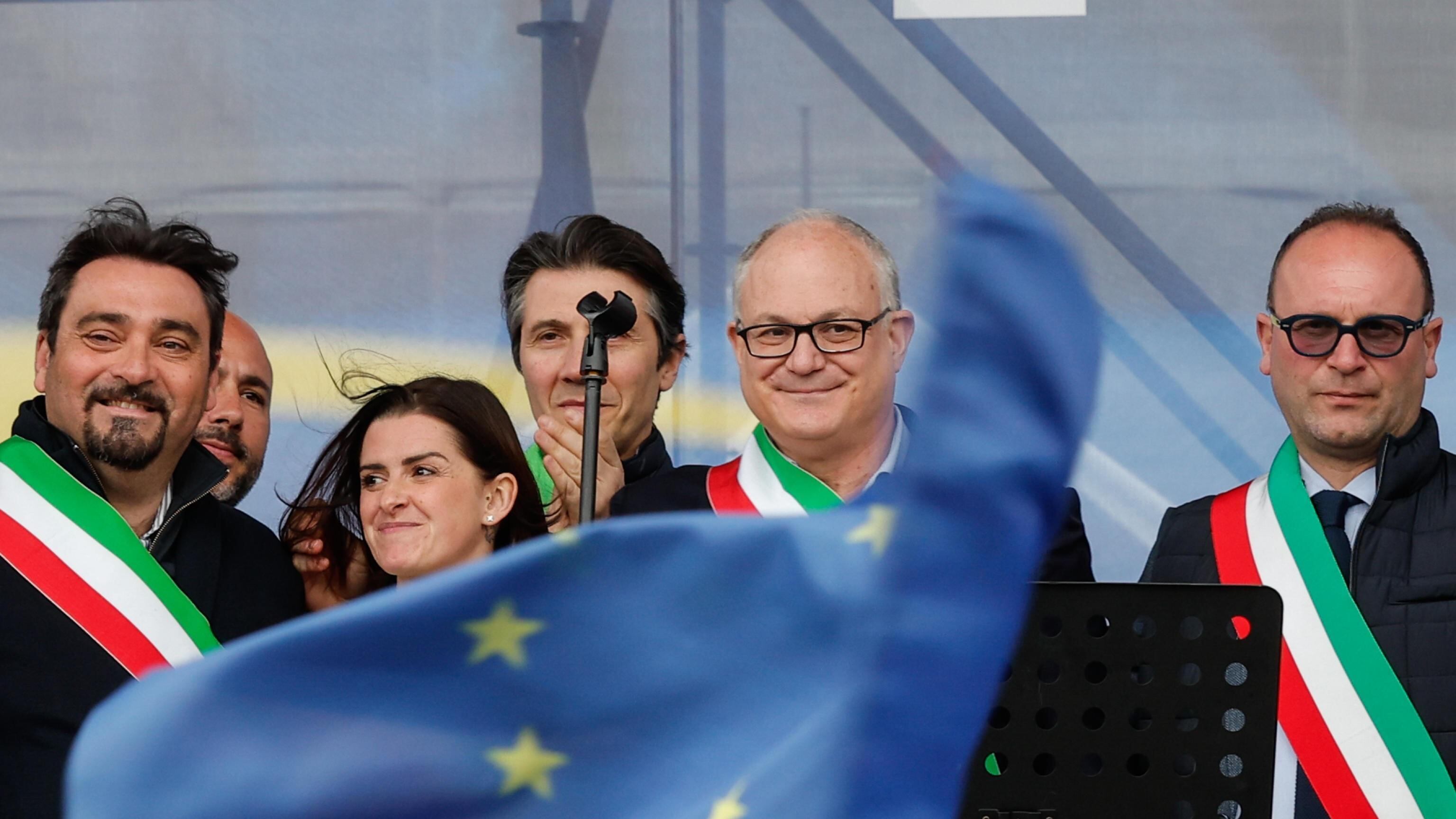 Altro che pacifica, tutti gli assalti della piazza di Serra